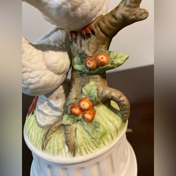 Vintage Sanyo turtle doves porcelain bisque musical rotating piece - Picture 9 of 10